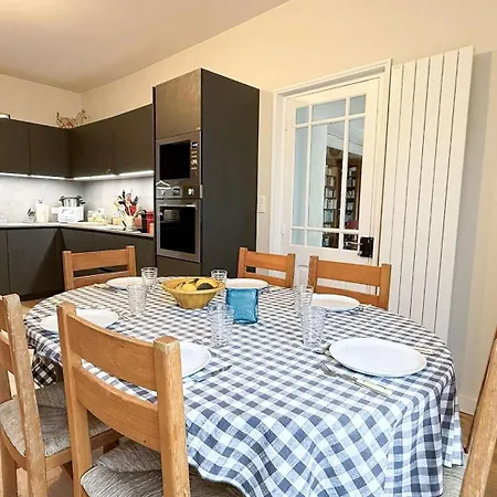 Spacieuse Dans Le Centre Du Village à Proximité De La Et Du Port *