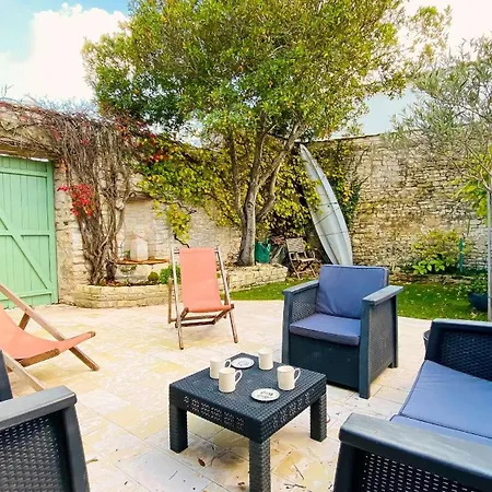 Spacieuse Dans Le Centre Du Village à Proximité De La Et Du Port La Flotte