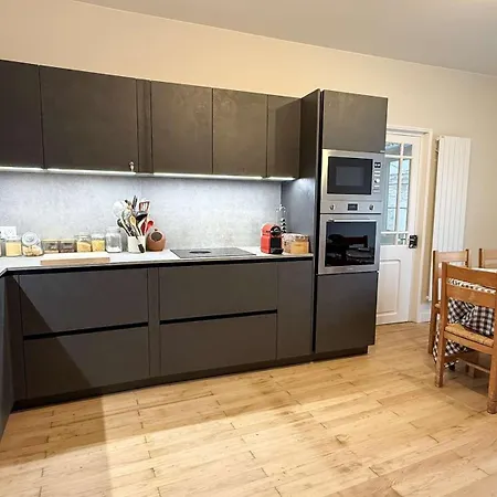 Spacieuse Dans Le Centre Du Village à Proximité De La Et Du Port