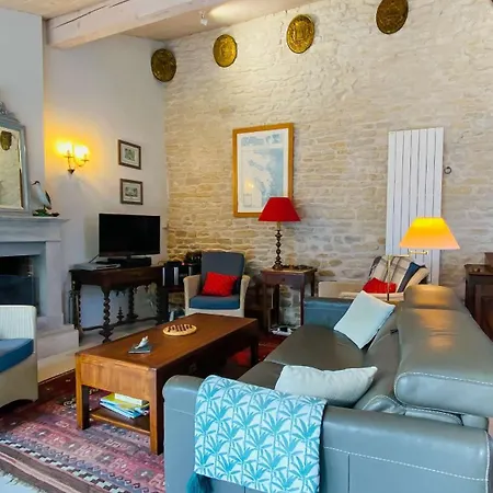 Spacieuse Dans Le Centre Du Village à Proximité De La Et Du Port * La Flotte